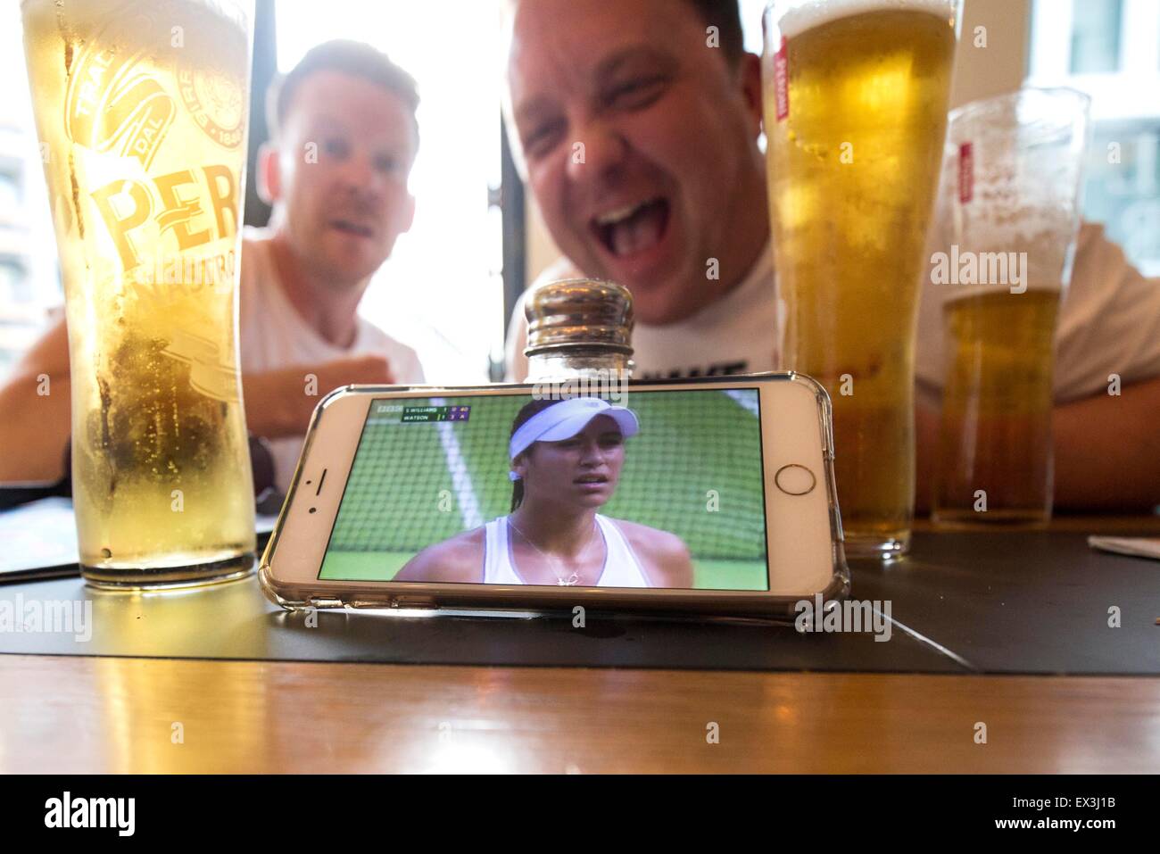 La visione di Wimbledon iphone BBC iplayer nel pub Foto Stock
