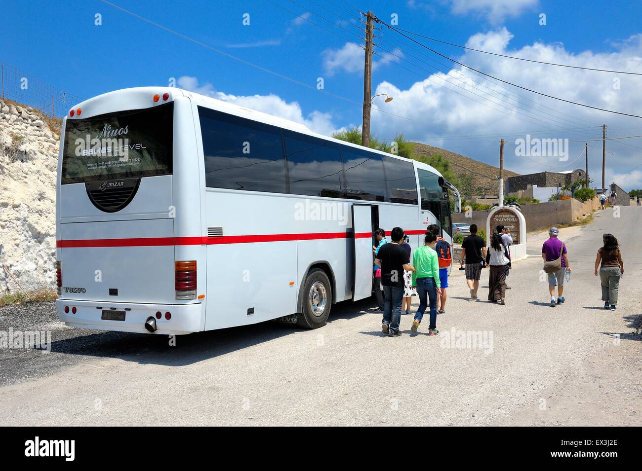 I turisti a bordo di un tour dell'isola di giorno di viaggio in autobus a Santorini in Grecia. Foto Stock
