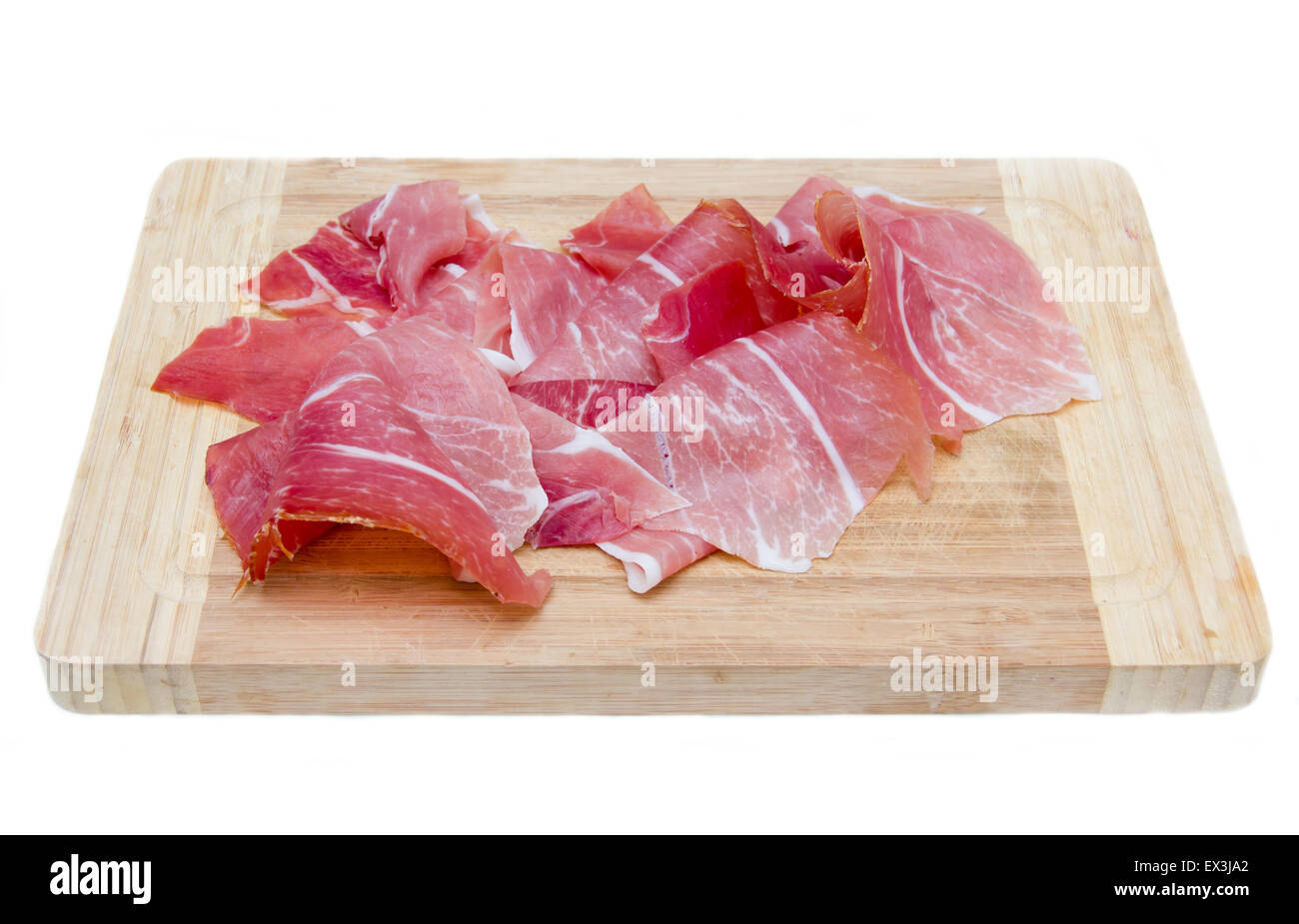 Prosciutto sul bordo di taglio su sfondo bianco Foto Stock