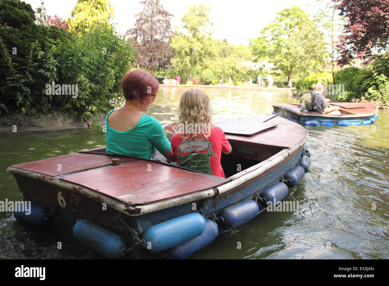 Una donna e una ragazza sul lago in barca presso il Padiglione Leys Park a Matlock, Derbyshire in una calda giornata estiva - Luglio, England, Regno Unito Foto Stock