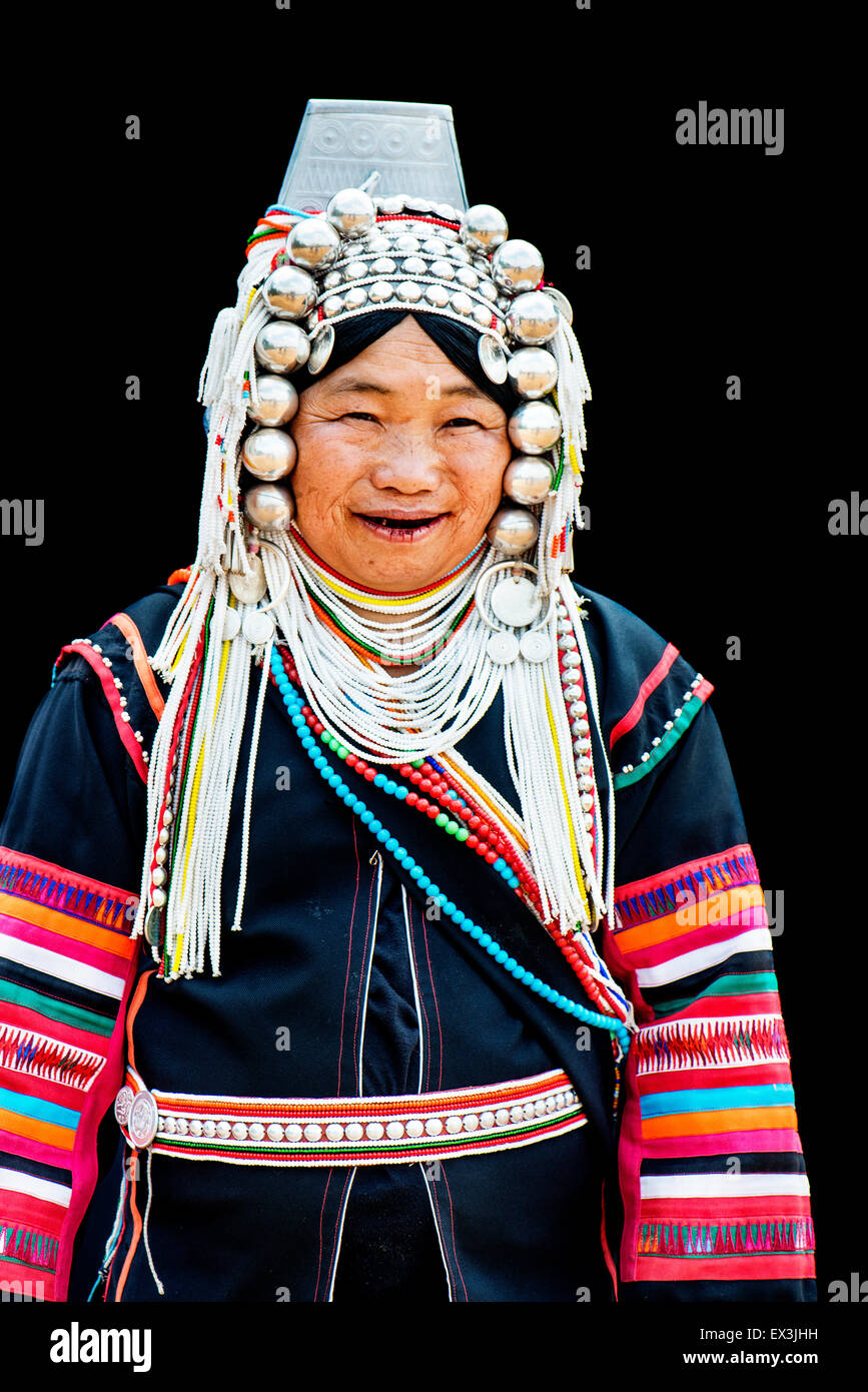 Tradizionalmente condita Akha hill tribe donna nel nord della Thailandia. Foto Stock