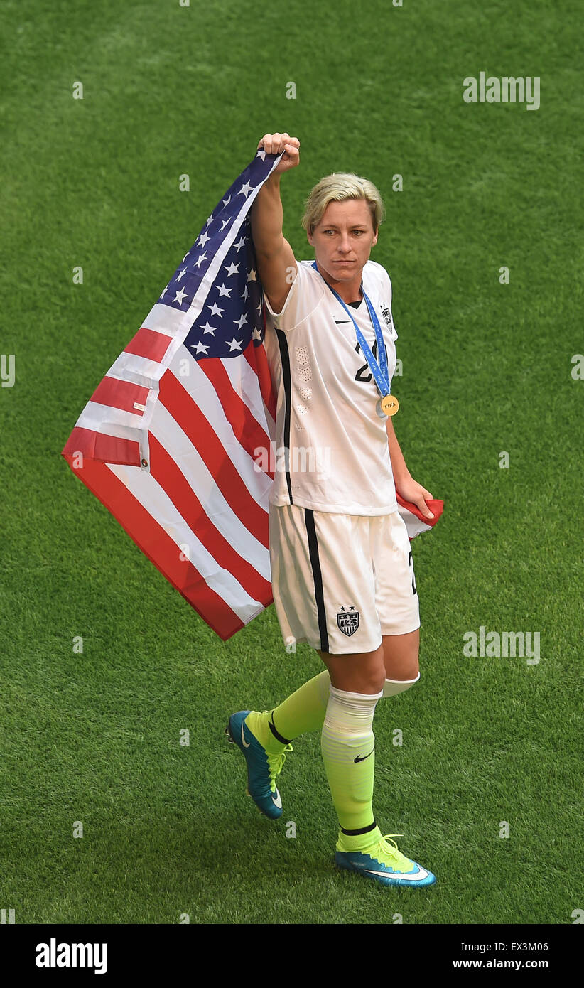 Vancouver, Canada. 05 Luglio, 2015. Abby Wambach dagli Stati Uniti celebra la vittoria con un flag di noi dopo la FIFA donne"s World Cup 2015 finale partita di calcio tra Stati Uniti e Giappone presso il BC Place Stadium di Vancouver durante il FIFA Coppa del Mondo Femminile a Vancouver, Canada, 05 luglio 2015. Foto: Carmen Jaspersen/dpa/Alamy Live News Foto Stock