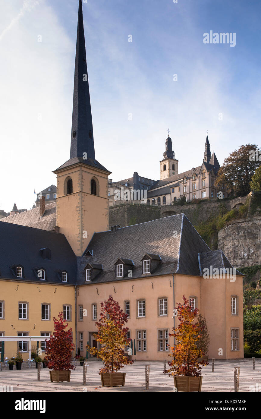 LUX, Lussemburgo, città di Lussemburgo, St. Jean Baptiste la chiesa e l'Abbaye de Neumuenster presso il quartiere Grund, vista la S Foto Stock