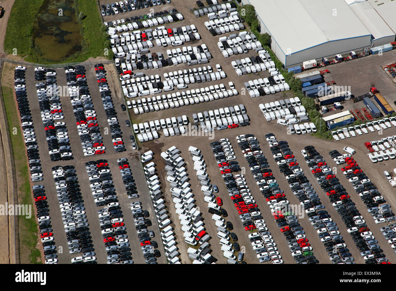 Vista aerea di automobili parcheggiate e furgoni al di fuori di una fabbrica a Stoke on Trent, Regno Unito Foto Stock