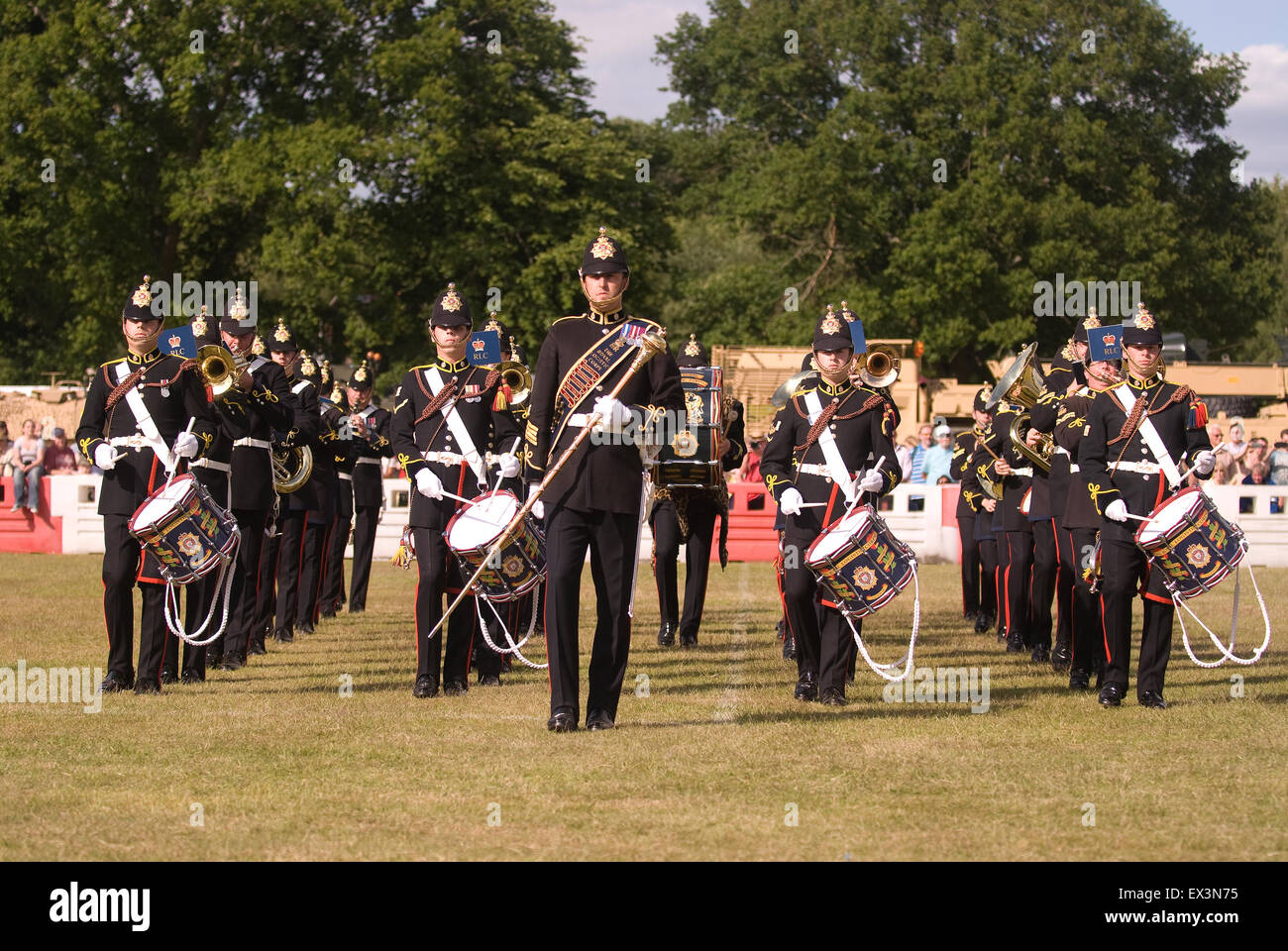 Banda del Royal Logistica Corps battendo il ritiro presso l'addio al Festival di guarnigione, Bordon, Hampshire, Regno Unito. Sabato 27 J Foto Stock