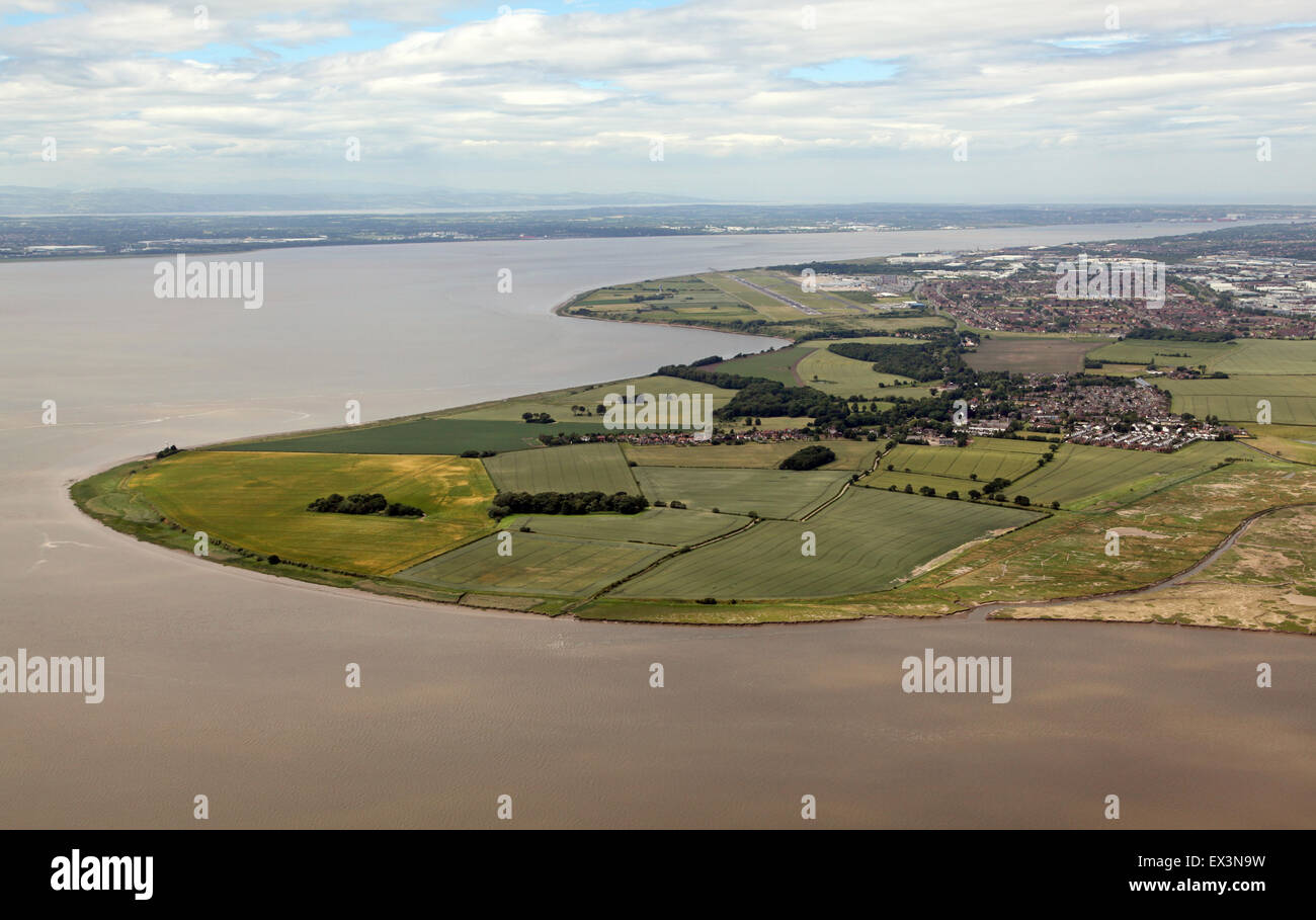 Veduta aerea del fiume Mersey guardando ad ovest verso il villaggio di Hale con l'Aeroporto di Liverpool in lontananza, a sud di Merseyside, Regno Unito Foto Stock