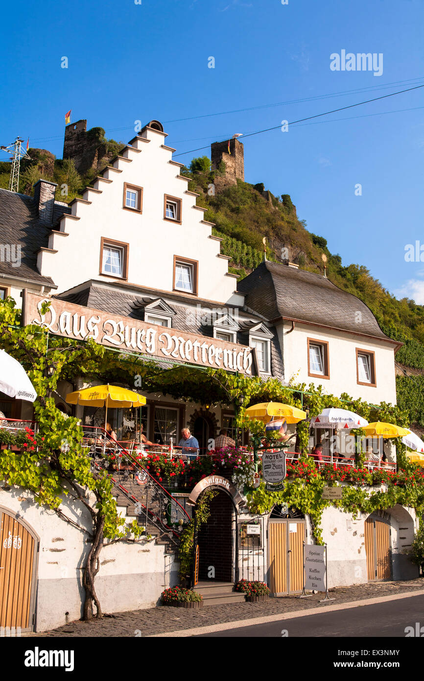 DEU, in Germania, in Renania Palatinato, Beilstein presso il fiume Moselle, ristoranti sulle rive del fiume Mosella, castello rovina B Foto Stock