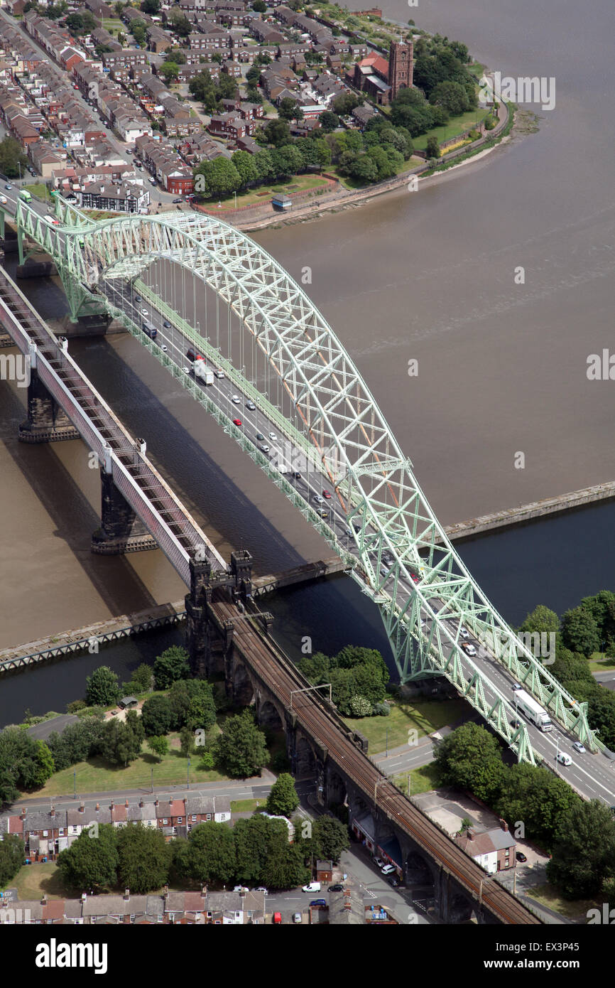 Vista aerea del ponte di Runcorn nel Cheshire, Regno Unito Foto Stock