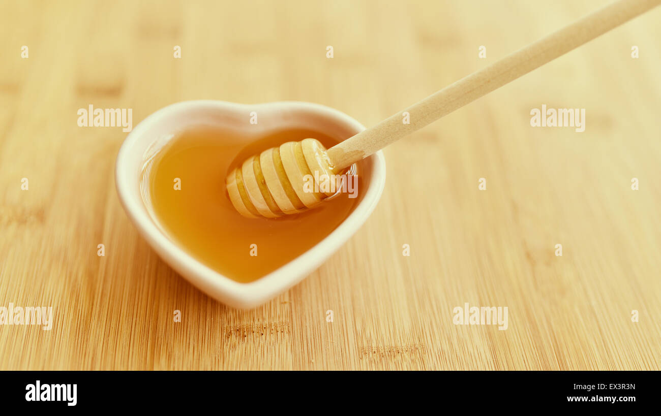 Ciotola di miele sul tavolo di legno. Foto Stock