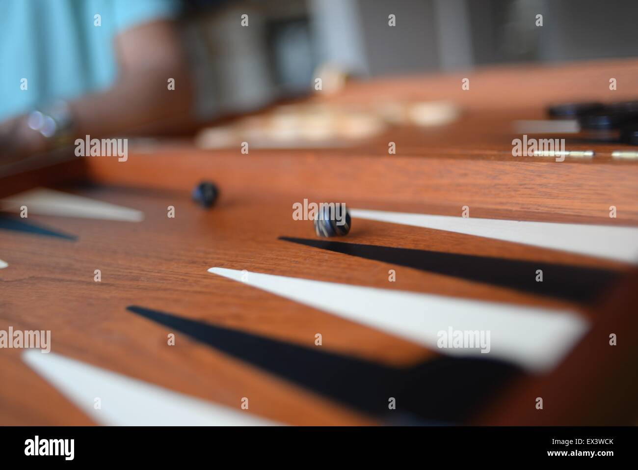Backgammon bordo con dadi rotolante Foto Stock