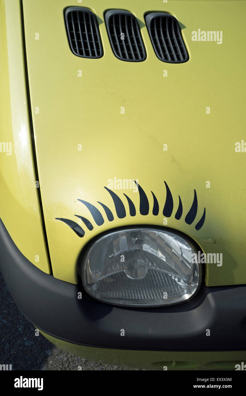 La Renault Twingo faro con ciglia Foto Stock