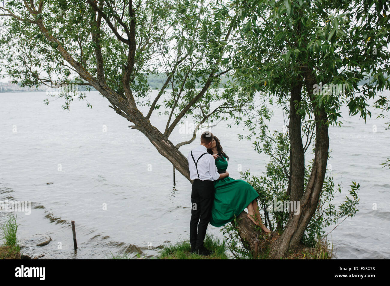 L uomo e la donna al lago Foto Stock