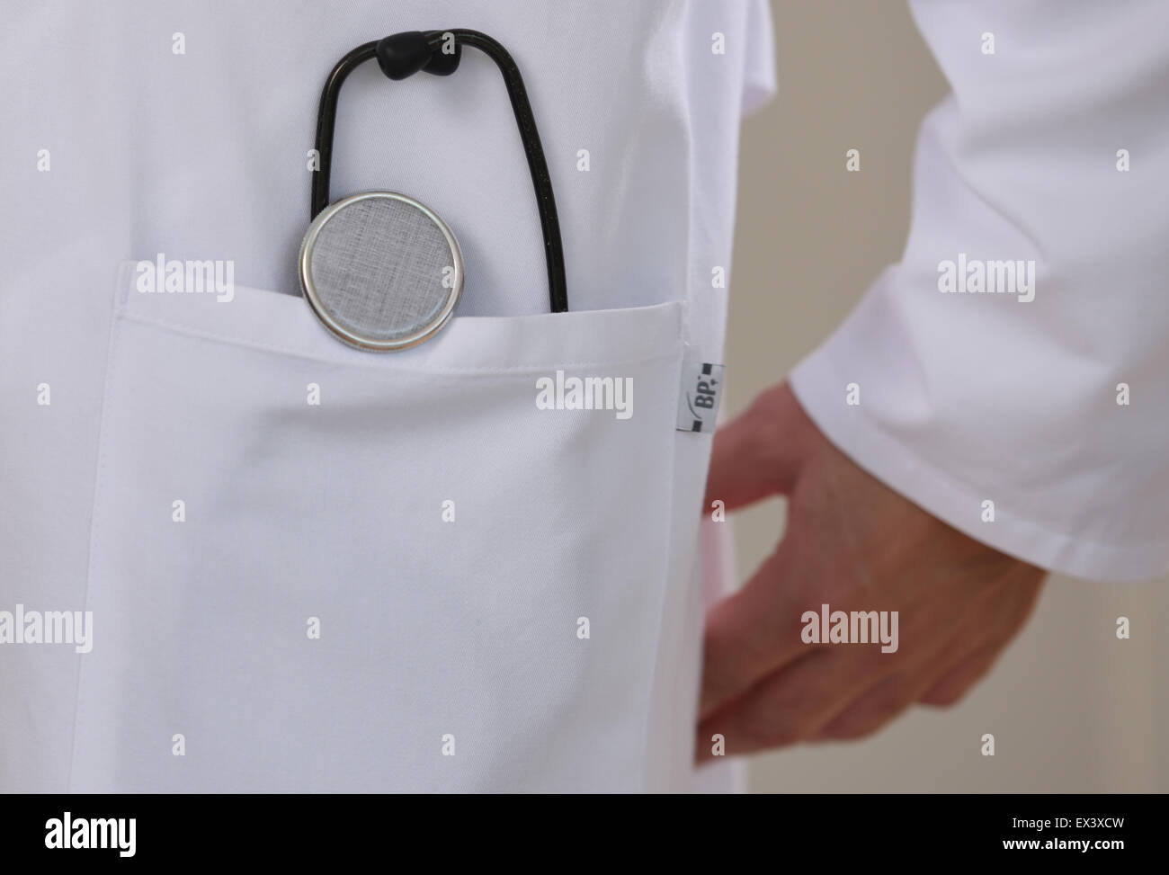 Freiburg, Germania. 04 Luglio, 2015. Illustrazione - uno stetoscopio è infilata nel taschino sul petto di un medico del rivestimento bianco in Freiburg, Germania, 04 luglio 2015. Foto: Patrick Seeger/dpa/Alamy Live News Foto Stock