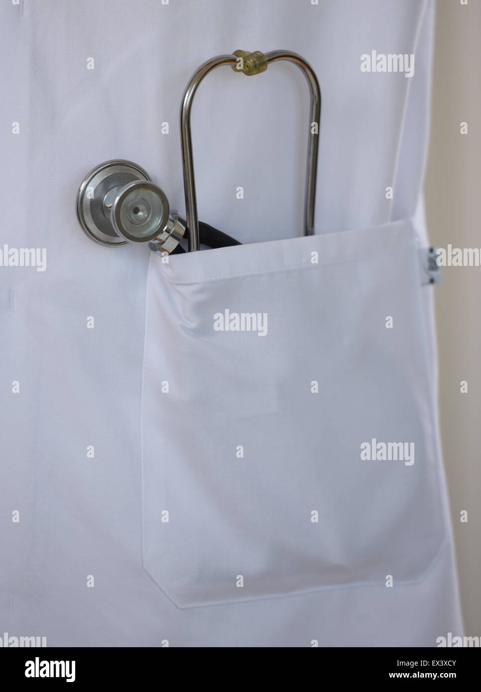 Freiburg, Germania. 04 Luglio, 2015. Illustrazione - uno stetoscopio è infilata nel taschino sul petto di un medico del rivestimento bianco in Freiburg, Germania, 04 luglio 2015. Foto: Patrick Seeger/dpa/Alamy Live News Foto Stock