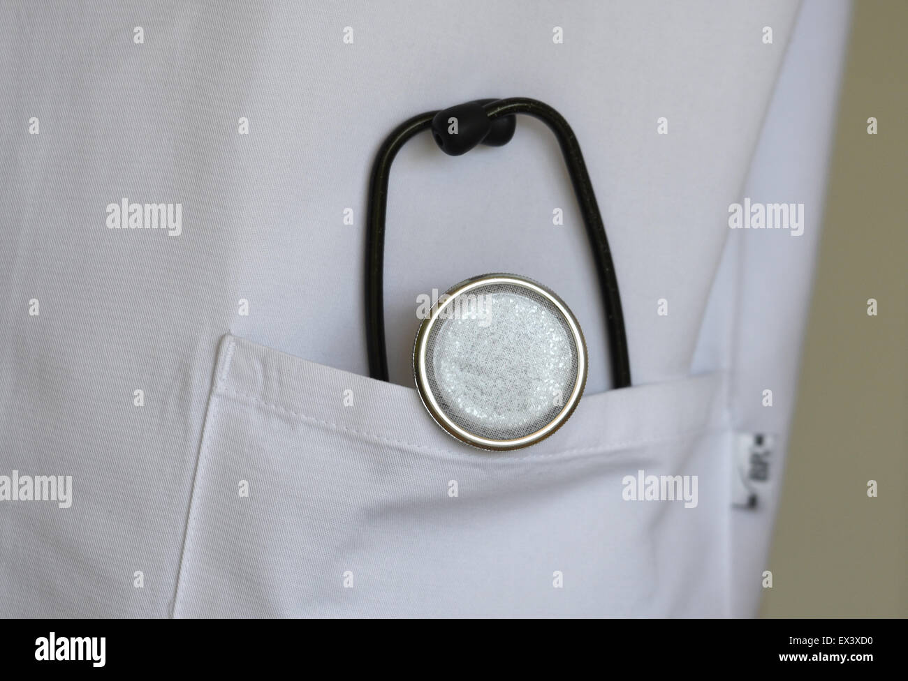 Freiburg, Germania. 04 Luglio, 2015. Illustrazione - uno stetoscopio è infilata nel taschino sul petto di un medico del rivestimento bianco in Freiburg, Germania, 04 luglio 2015. Foto: Patrick Seeger/dpa/Alamy Live News Foto Stock
