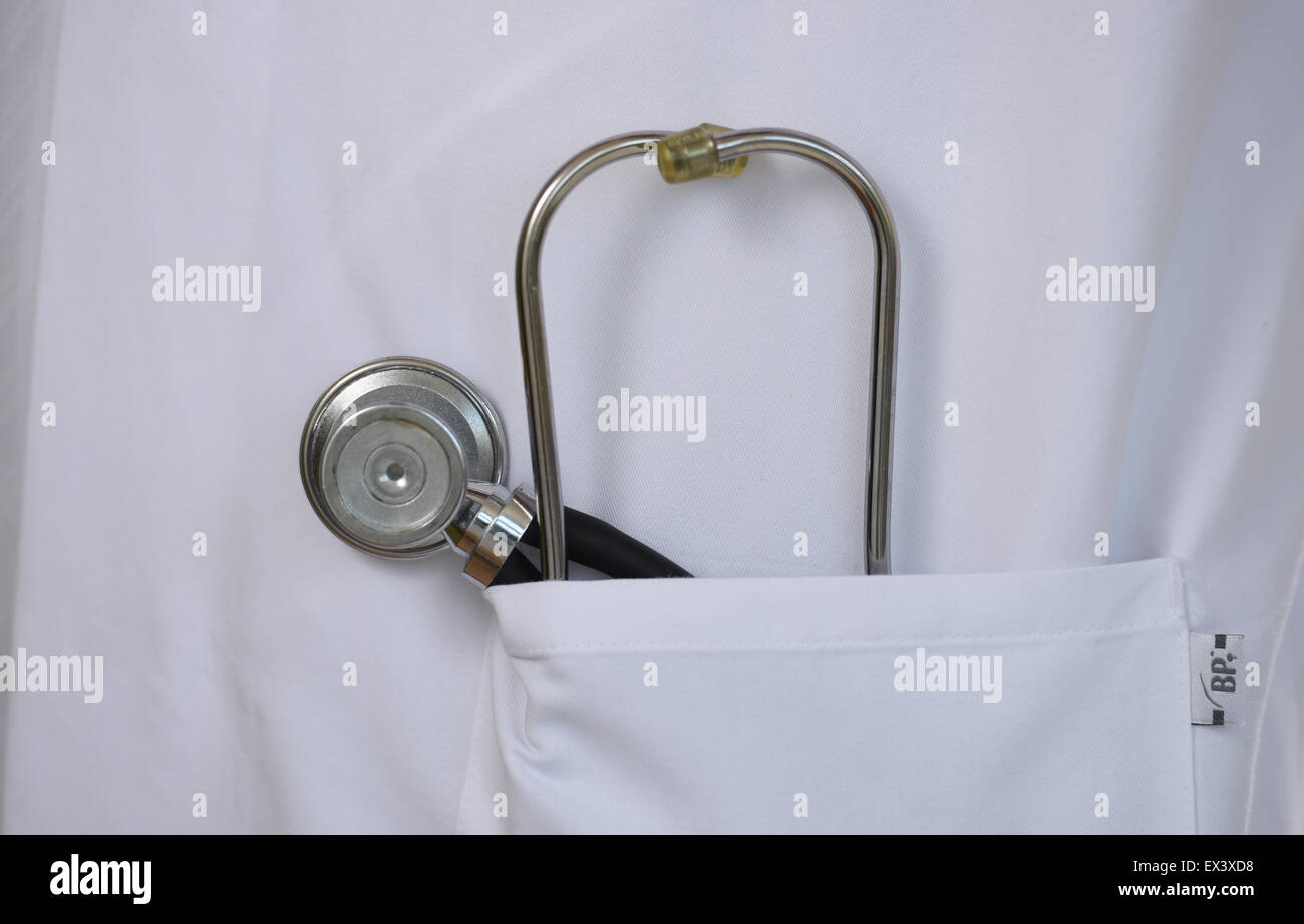 Freiburg, Germania. 04 Luglio, 2015. Illustrazione - uno stetoscopio è infilata nel taschino sul petto di un medico del rivestimento bianco in Freiburg, Germania, 04 luglio 2015. Foto: Patrick Seeger/dpa/Alamy Live News Foto Stock