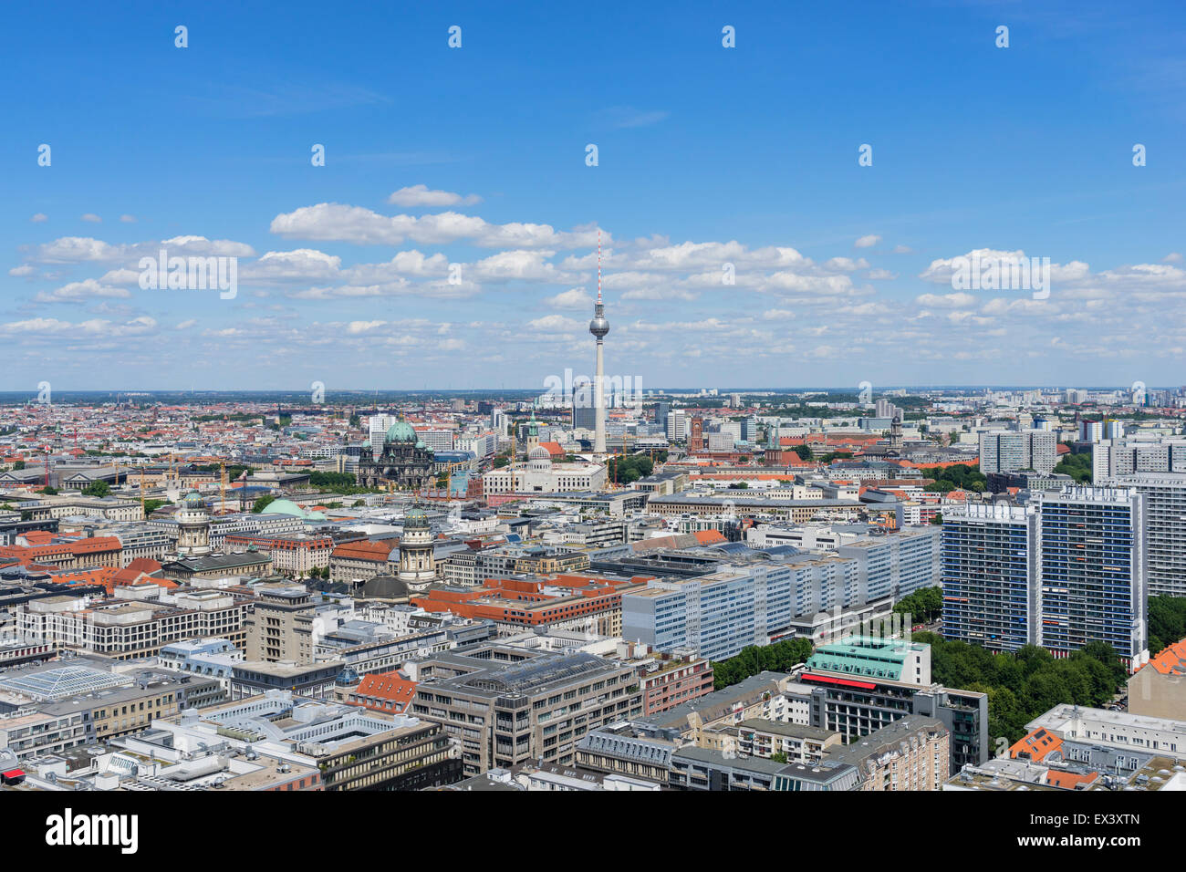Il giorno dello skyline di Berlino con la torre della TV o Fernsehturm in Germania Foto Stock