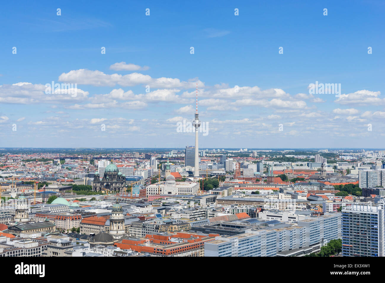 Il giorno dello skyline di Berlino con la torre della TV o Fernsehturm in Germania Foto Stock