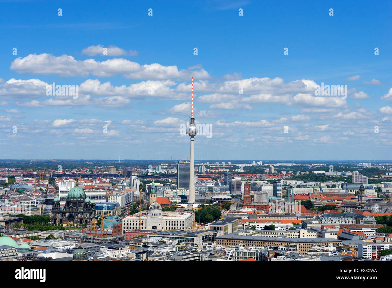 Il giorno dello skyline di Berlino con la torre della TV o Fernsehturm in Germania Foto Stock