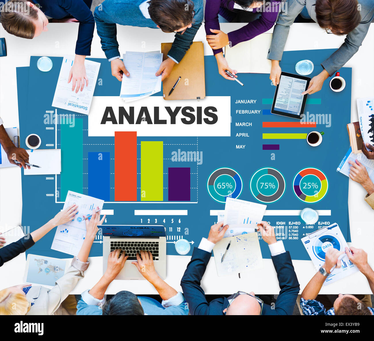 Analisi Analytics il grafico a barra dati del grafico il concetto di informazione Foto Stock