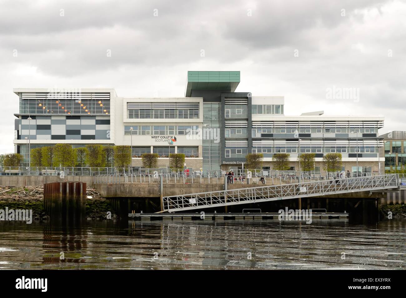 West College in Scozia in Clydebank, Glasgow, UK con accesso al fiume Clyde Foto Stock