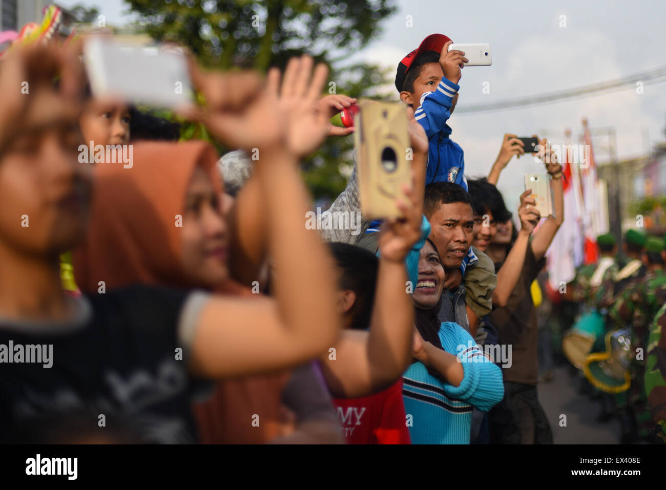 Gente che acclamano gli artisti del carnevale di strada a Bandung, Indonesia. Foto Stock
