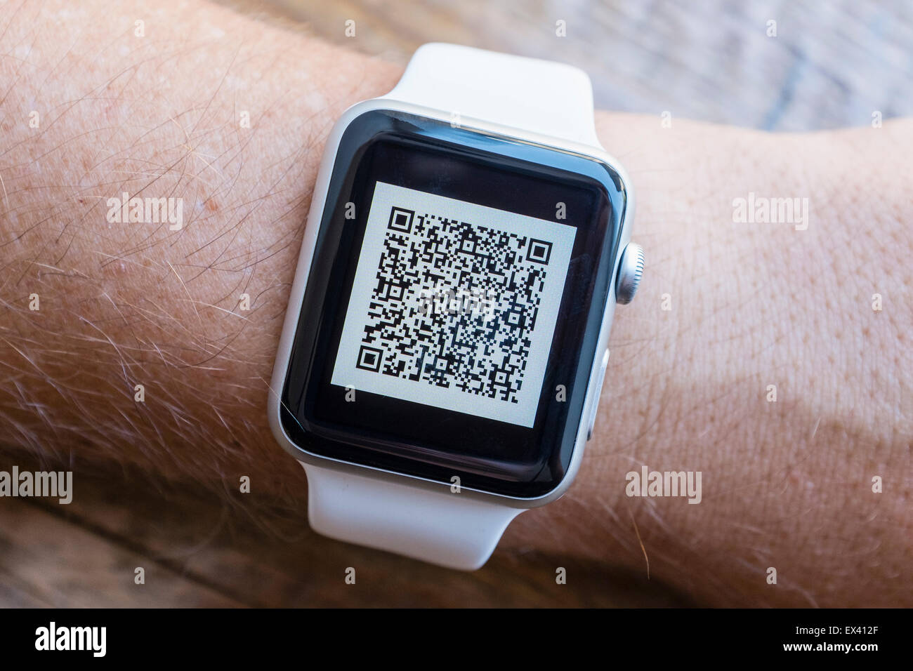 Compagnia aerea di imbarco passeggeri passano il codice a barre su un Apple Watch Foto Stock