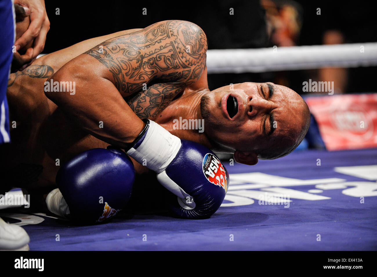 Boxer abbattuto recante sulla tela nel dolore Foto Stock