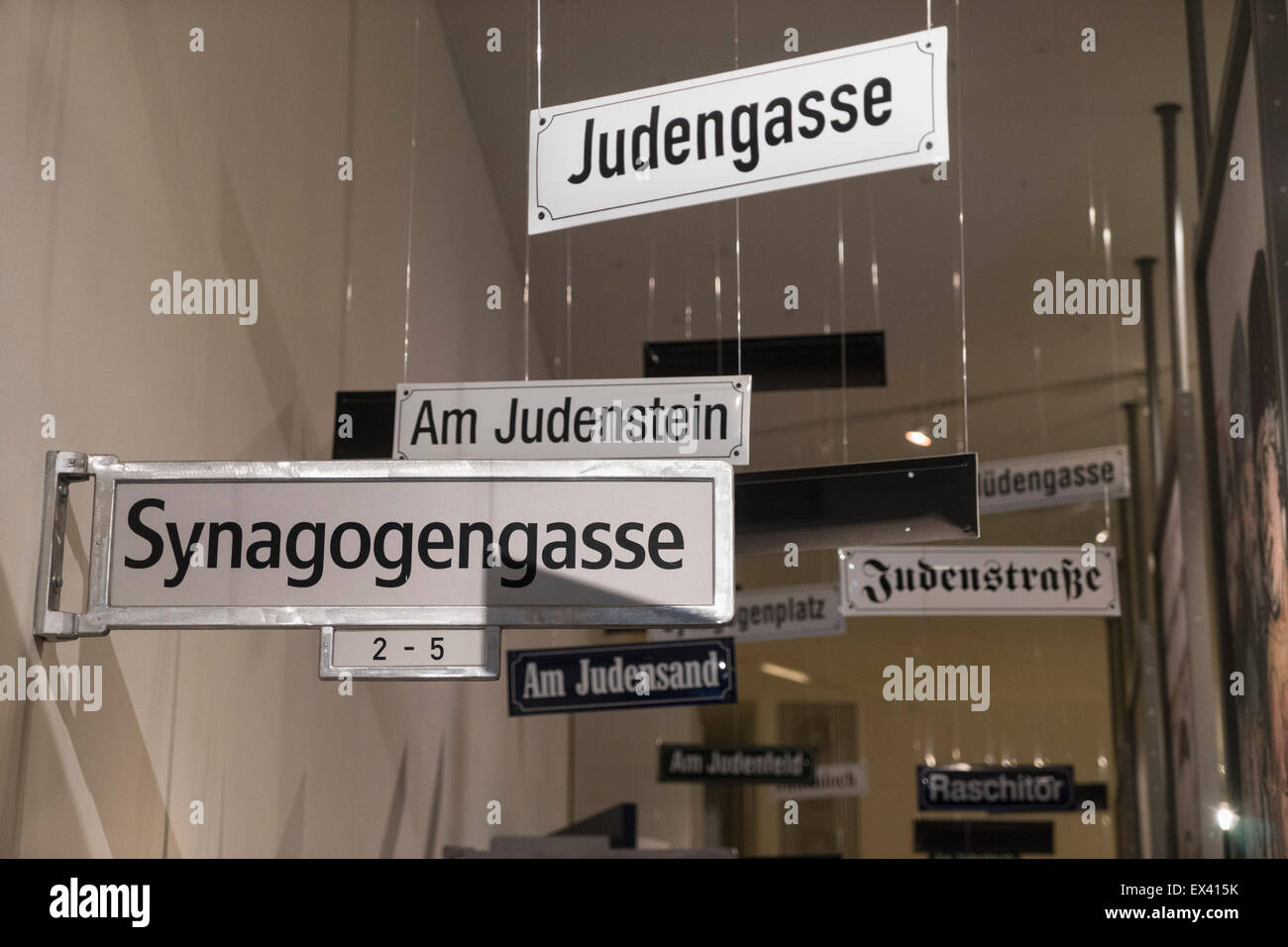 La vecchia strada segni con i nomi di ebrei in mostra presso il Museo Ebraico di Berlino Germania Foto Stock