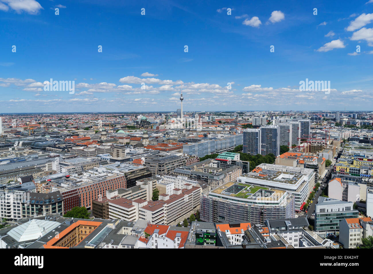 Il giorno dello skyline di Berlino con la torre della TV di Fernsehturm in Germania Foto Stock