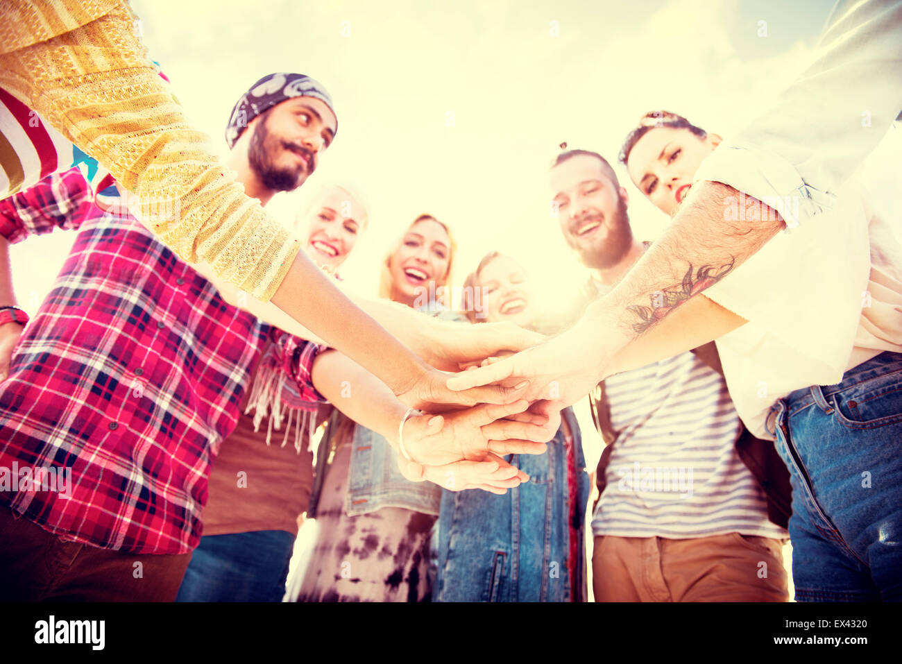 Amici Huddle unire Festa concetto di gruppo Foto Stock