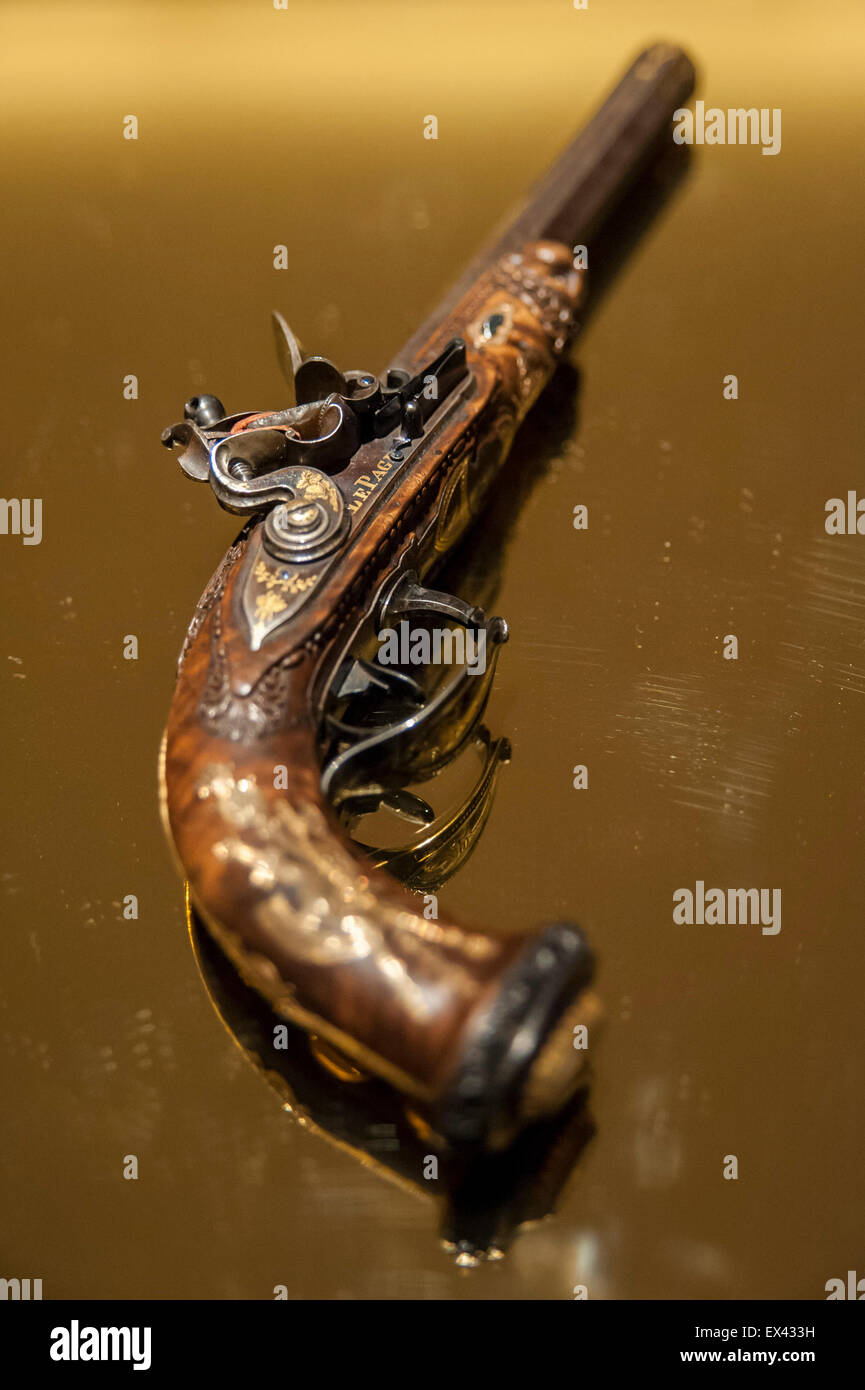 Londra, Regno Unito. 6 luglio 2015. Uno di una coppia di oro su misura-incrostati di pistole realizzato dal celebre armaiolo Jean Lepage per Napoleone in tre anni di vecchio figlio (est. £800k a £1,2m) in anteprima di Vecchi Maestri, British dipinti e Capolavori dalla collezione di Castle Howard da Sotheby's davanti all'asta su luglio 8. Credito: Stephen Chung / Alamy Live News Foto Stock