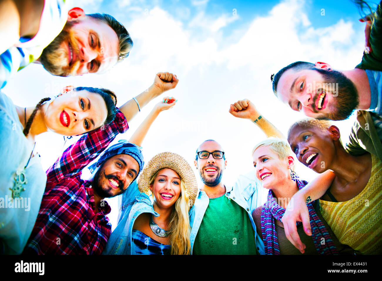 Amici Huddle unire Festa concetto di gruppo Foto Stock