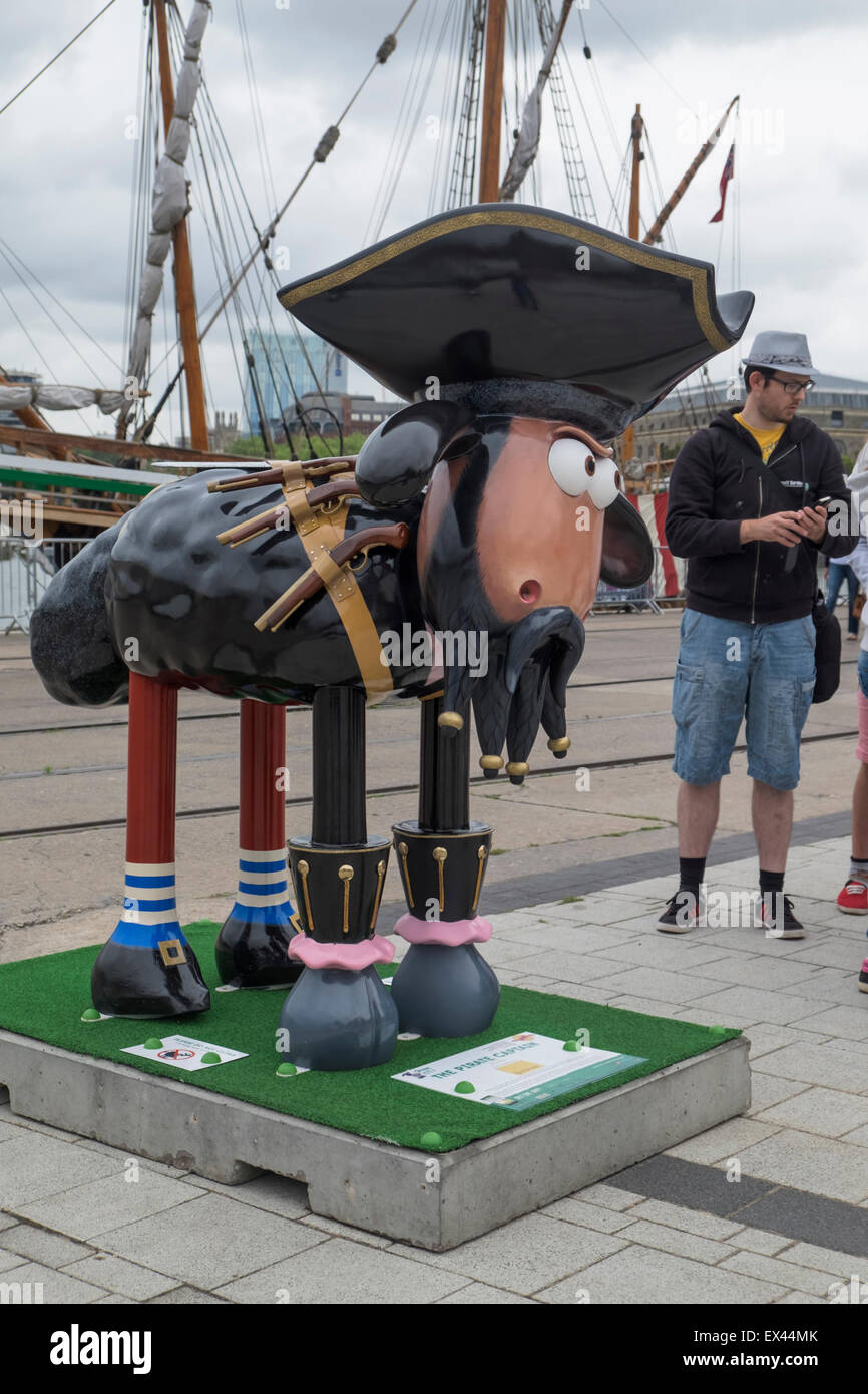 Bristol, Regno Unito. 6 Luglio, 2015. 70 sculture giganti della Ardman carattere animazione Shaun le pecore sono state poste tutte intorno alla città di Bristol. Ognuna di esse è stata decorata individualmente e sponsorizzato. L obiettivo è quello di raccogliere fondi per il grande appello, il Bristol ospedale per bambini della carità che supporta i bambini malati e neonati. Credito: Signor Standfast/Alamy Live News Foto Stock