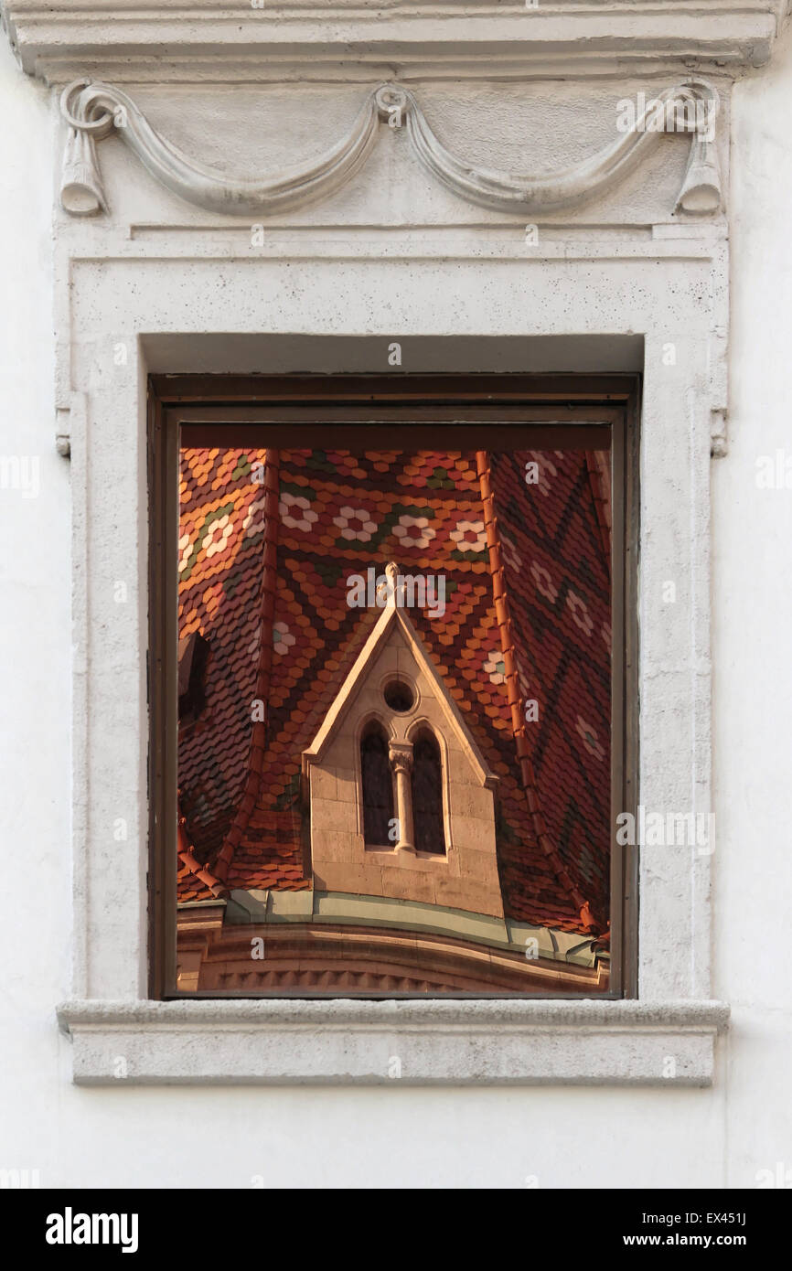 Vetro del finestrino è riflessa nella chiesa gotica di finestra. Foto Stock