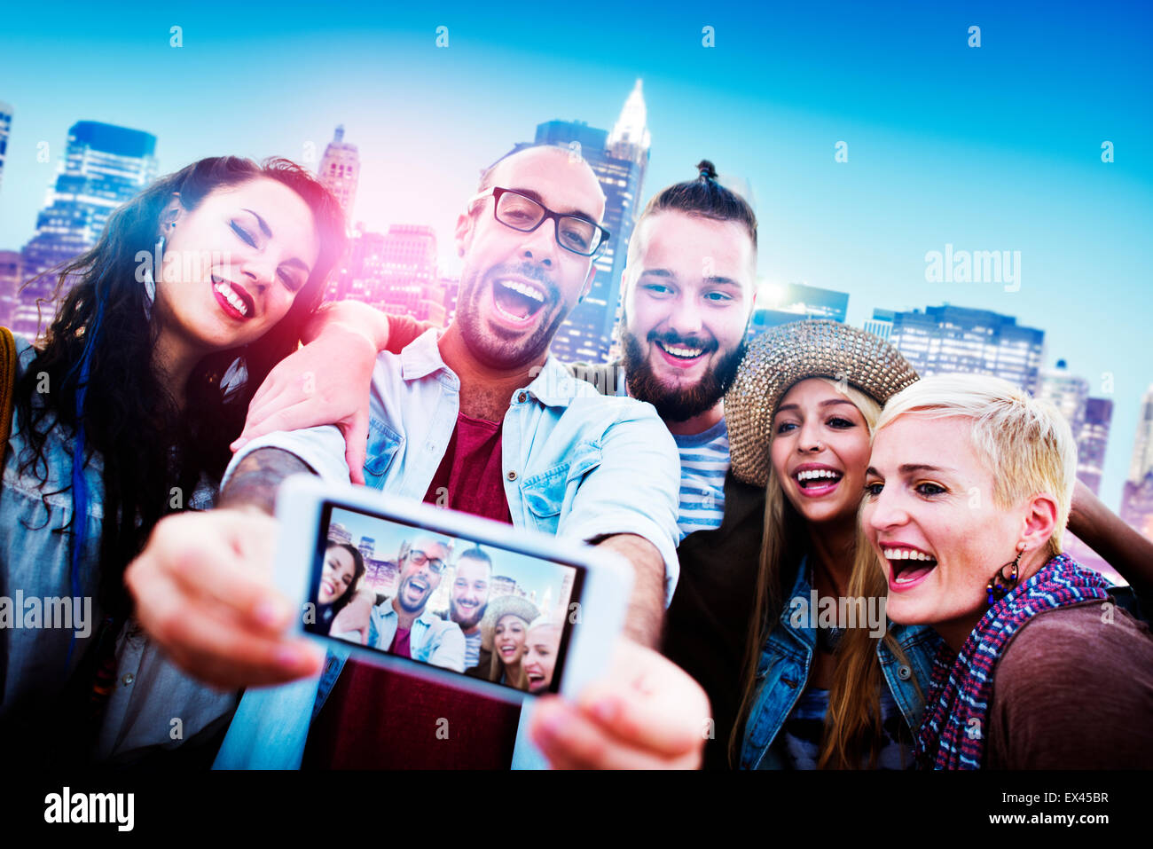 Diverse persone amici divertimento incollaggio Smart Phone Concept Foto Stock