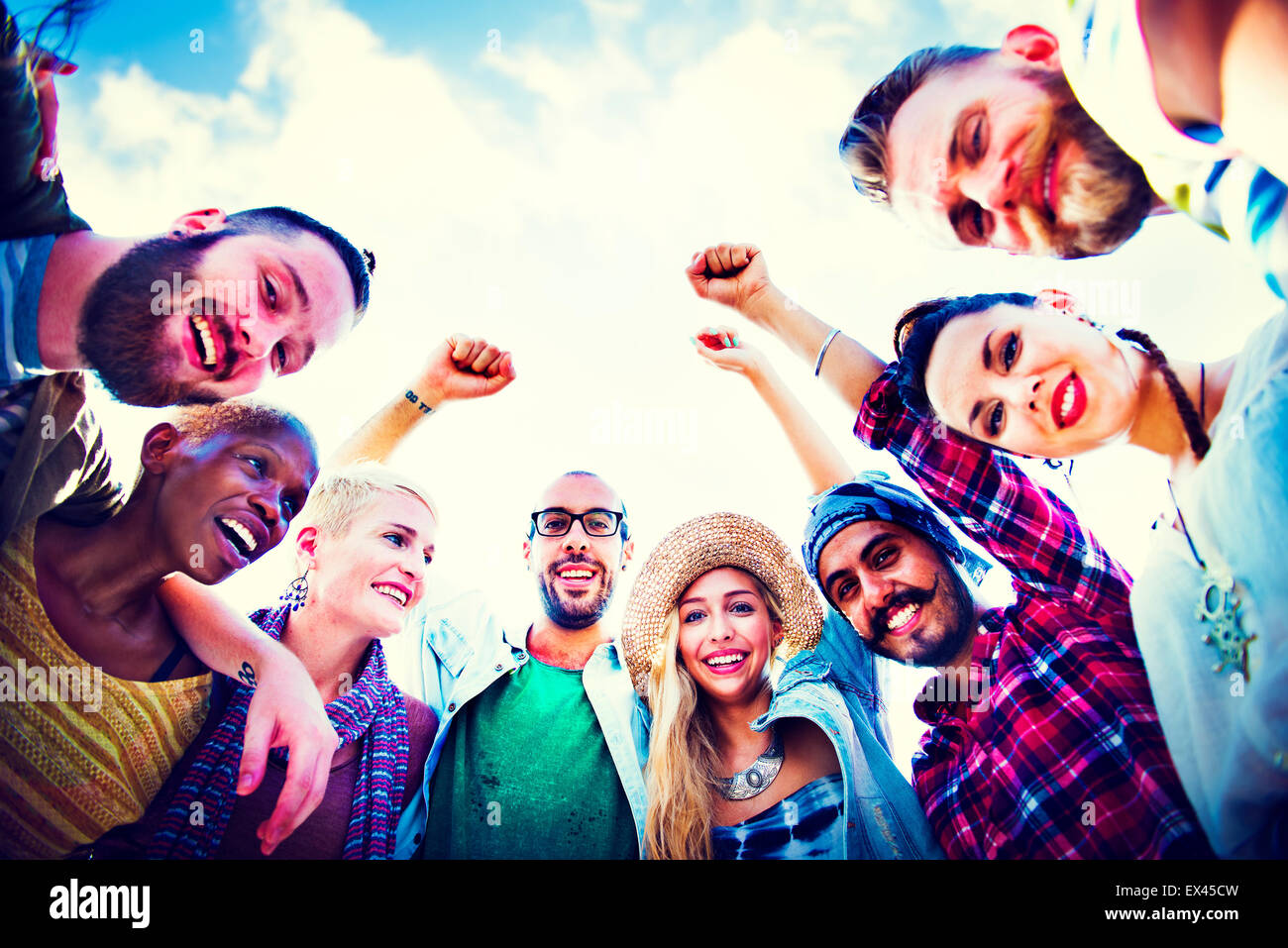 Amici Huddle unire Festa concetto di gruppo Foto Stock