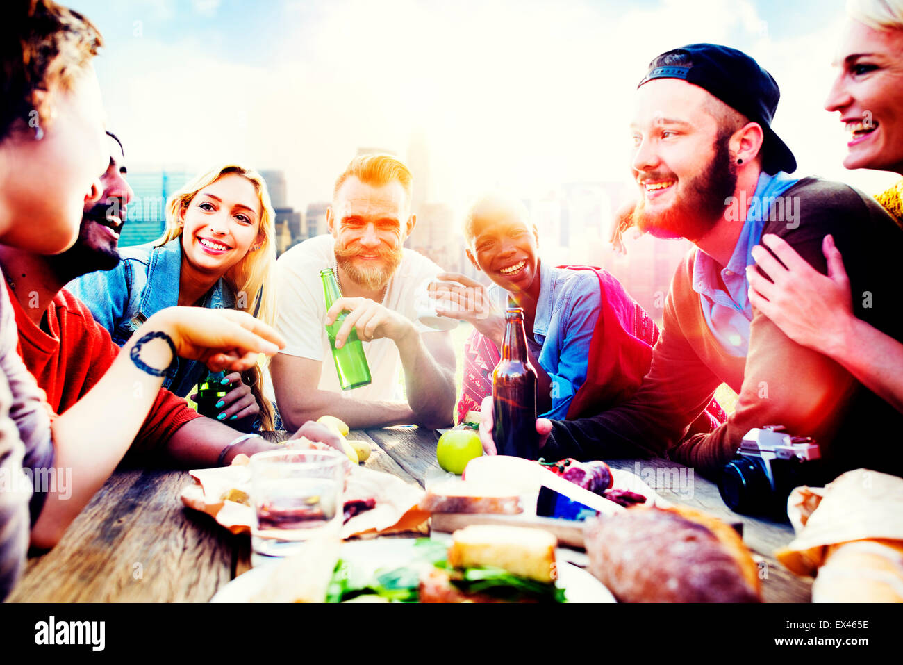 Diverse persone amici appendere fuori a bere Concept Foto Stock