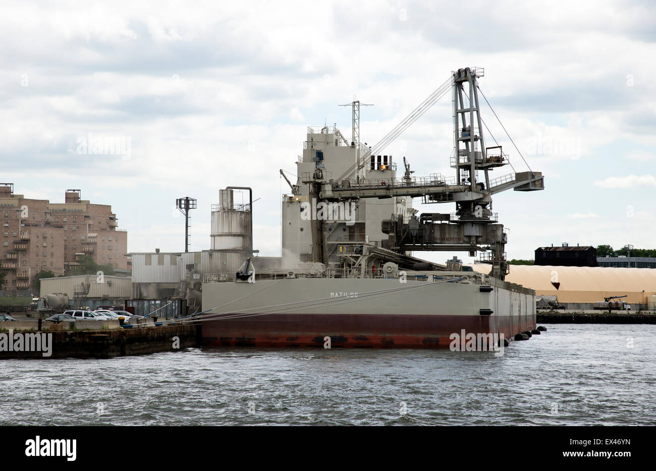 Il cemento barge Matilde carico scarico East River Brooklyn New York STATI UNITI D'AMERICA Foto Stock