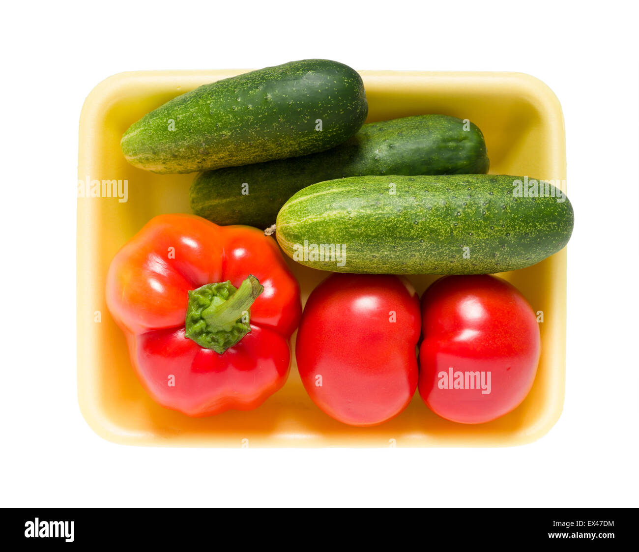 Peperoni, pomodori e cetrioli in un pacchetto su sfondo bianco isolato Foto Stock