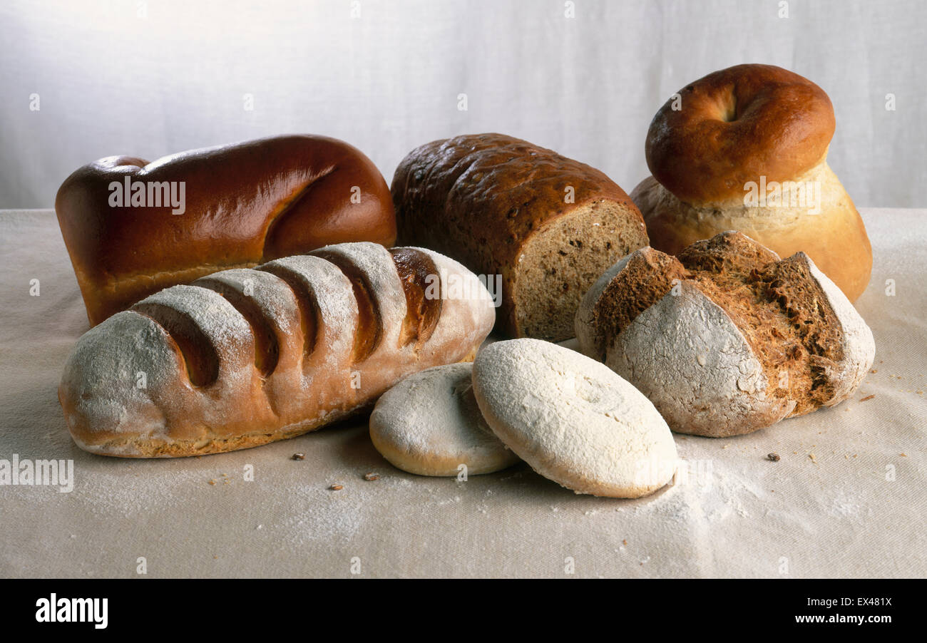 Una selezione di pani britannica, compresi latte pane, bloomer, granaio focaccia, cottage focaccia, baps, irlandese e il pane di soda, close-up Foto Stock