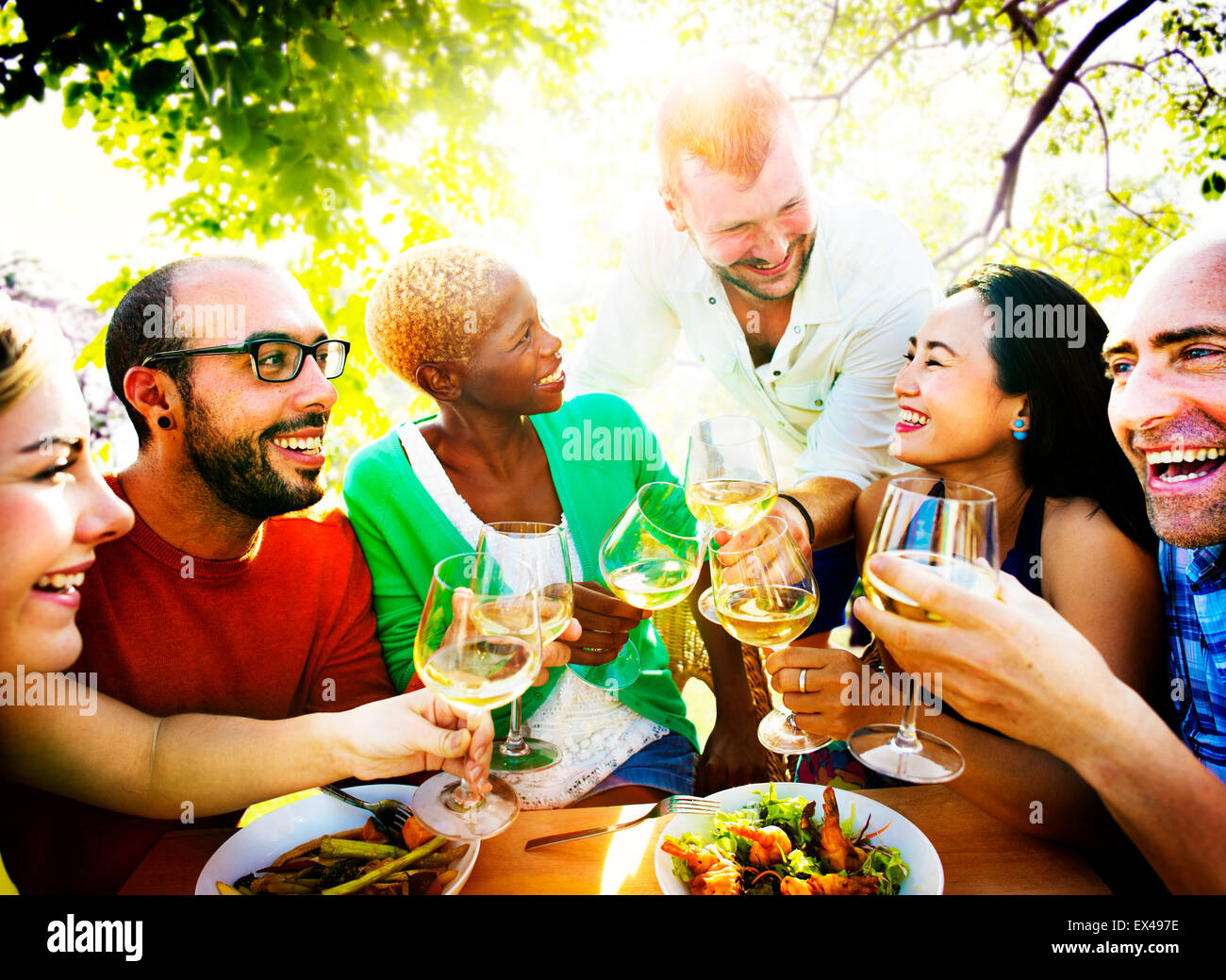 Diverse persone amici appendere fuori a bere Concept Foto Stock