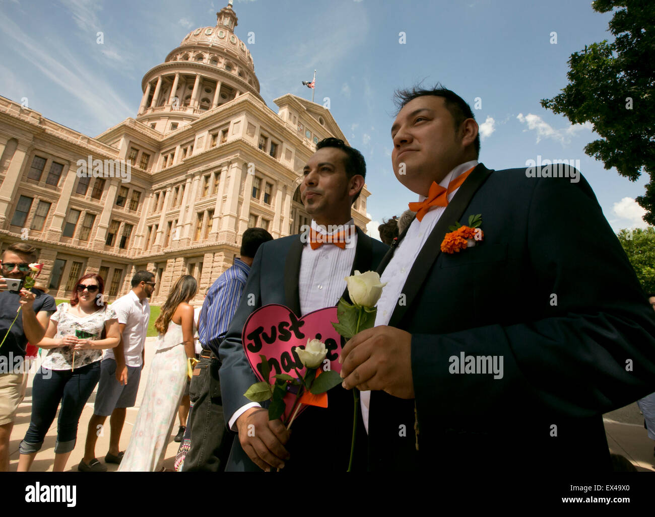 Messa matrimonio gay cerimonia tenutasi a motivo del Texas State Capitol Building di Austin in Texas Foto Stock