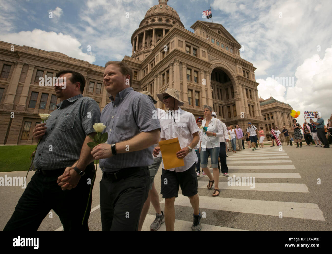 Messa matrimonio gay cerimonia tenutasi a motivo del Texas State Capitol Building di Austin in Texas Foto Stock