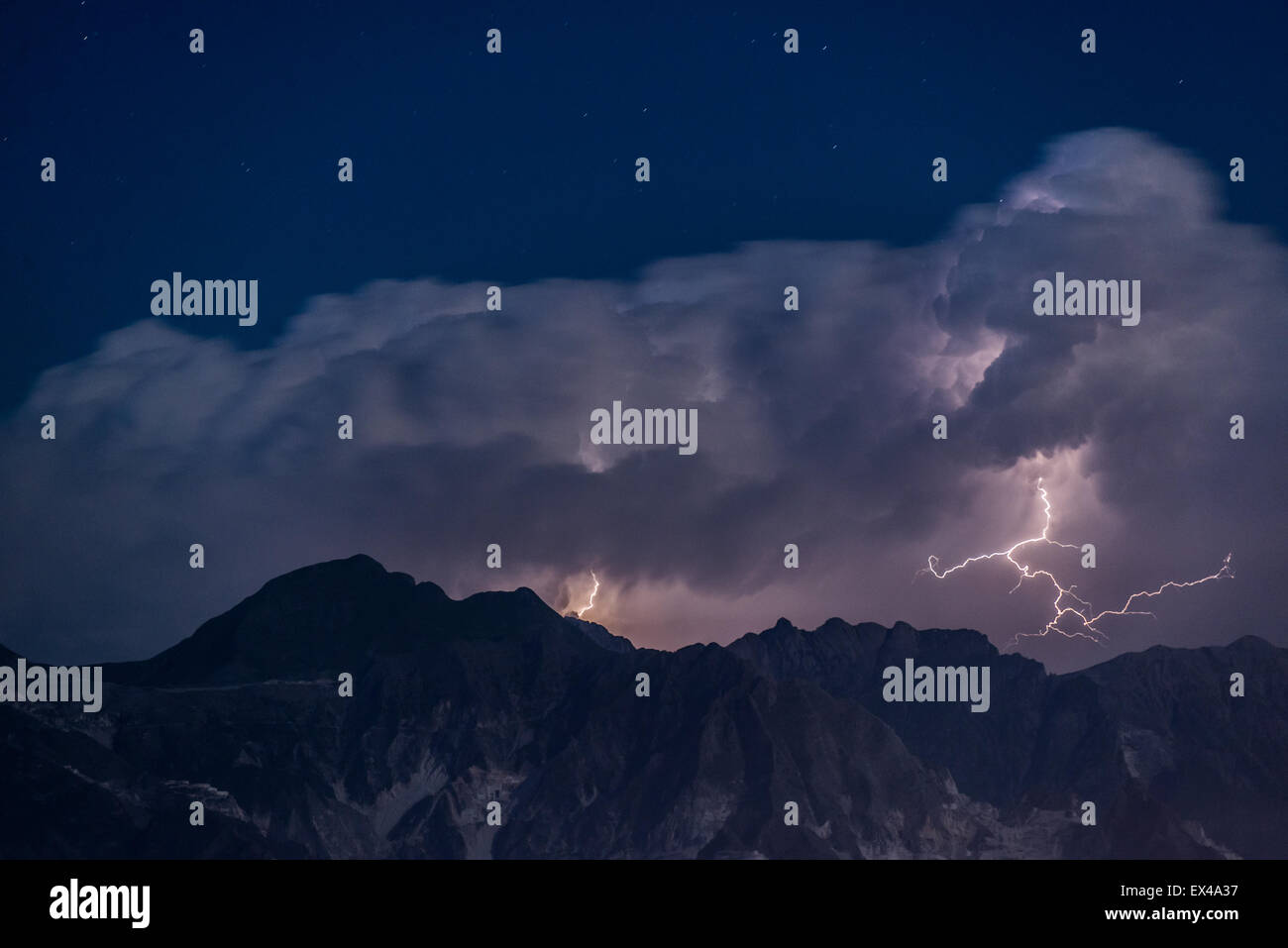 Thunder storm oltre le montagne Foto Stock