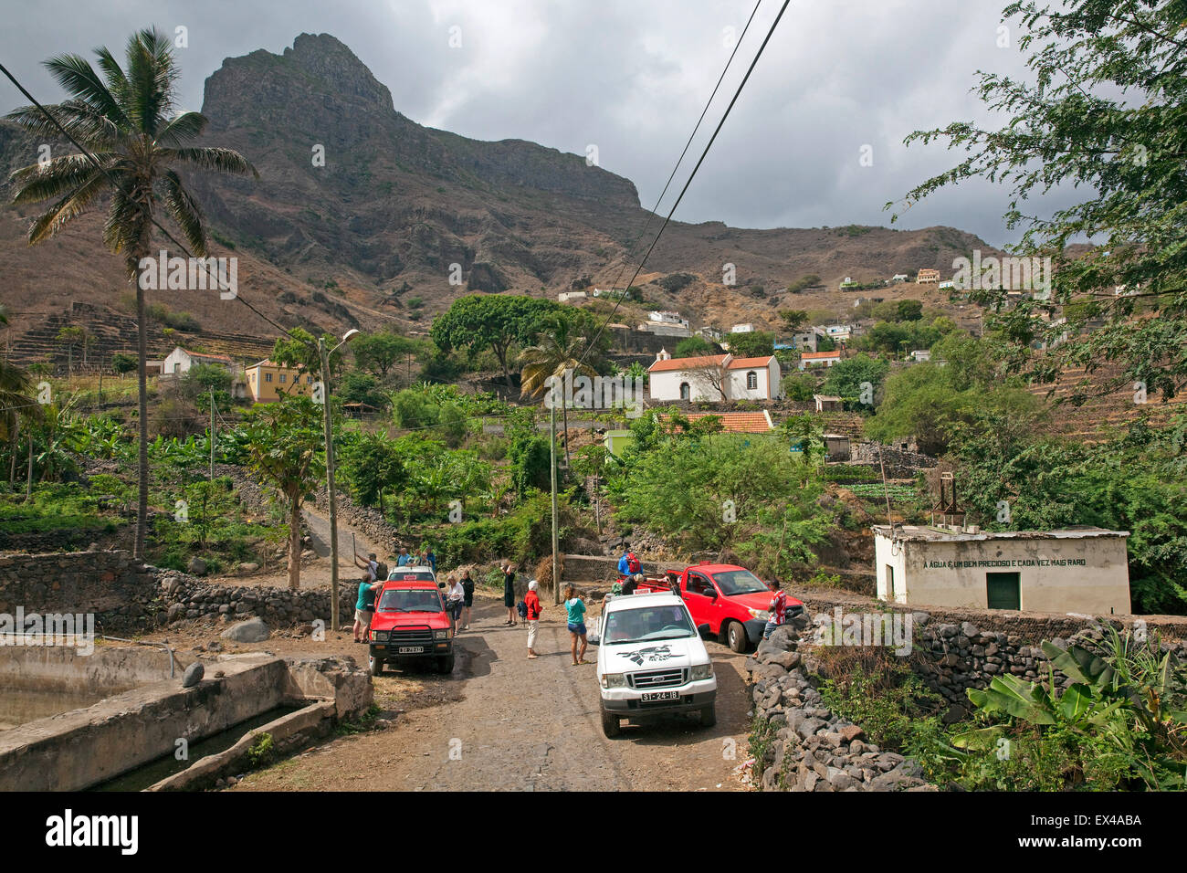 I turisti che arrivano nel villaggio rurale con pick-up sull'isola di São Nicolau, Capo Verde / Cabo Verde, Africa occidentale Foto Stock