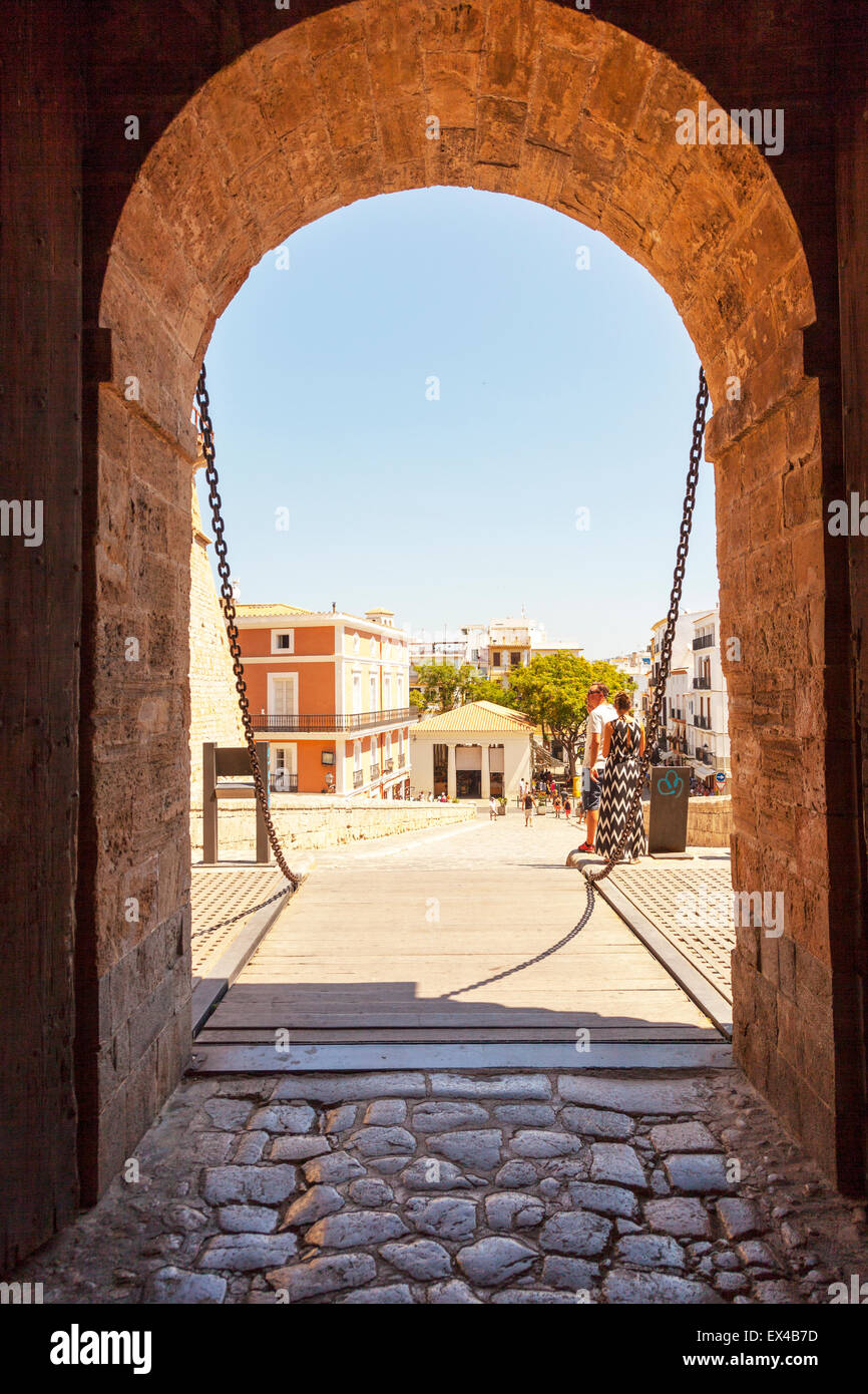 La città di Ibiza guardando verso il basso dalla città vecchia porta medievale sulla nuova città al di sotto di Foto Stock