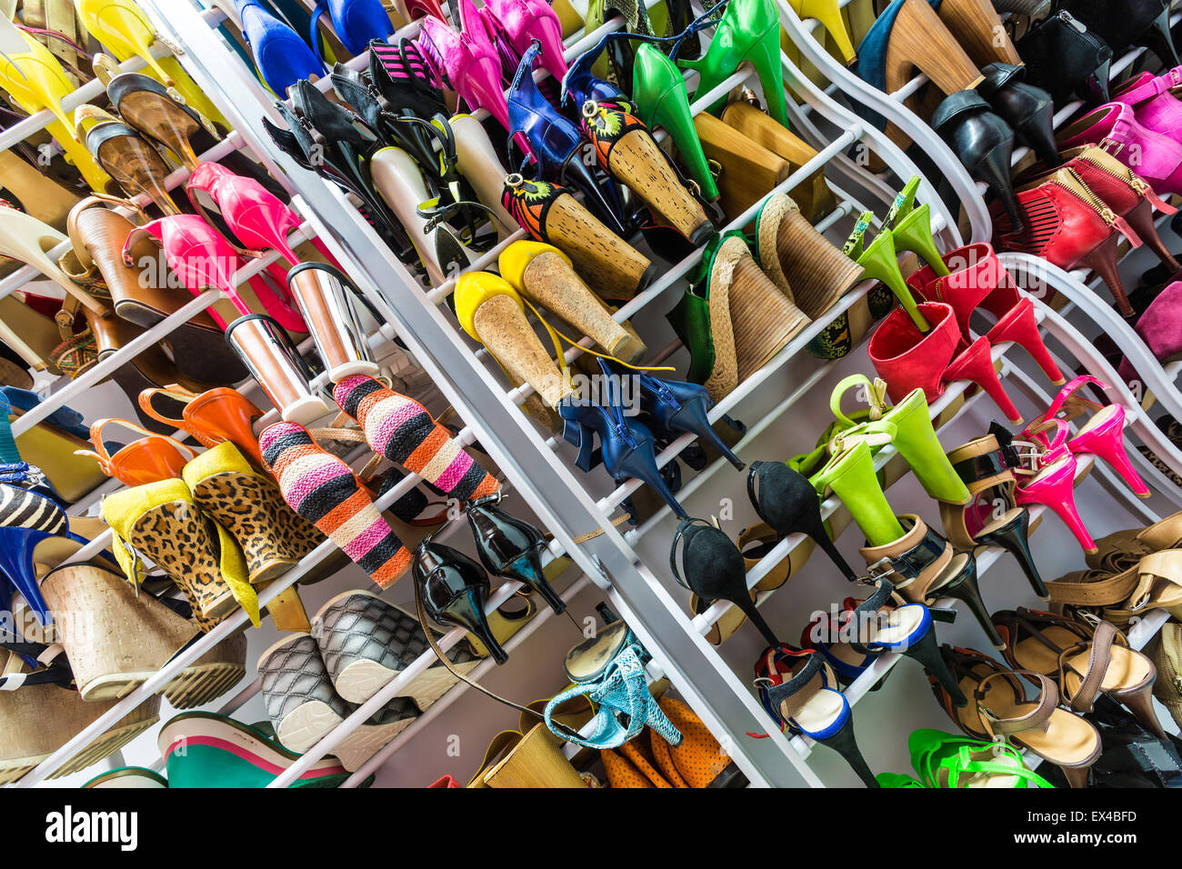 Rack con multicolore scarpe femmina sui talloni Foto Stock