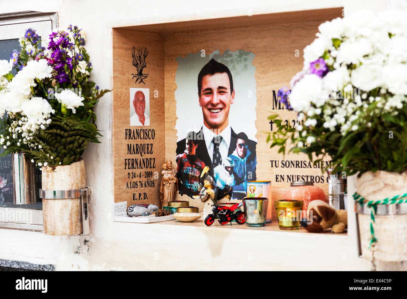 Il cimitero di spagnolo tomba memorial luogo di sepoltura tipica Ibiza spagna Santa Eulària des Riu sito del cimitero di Puig de Missa chiesa Foto Stock