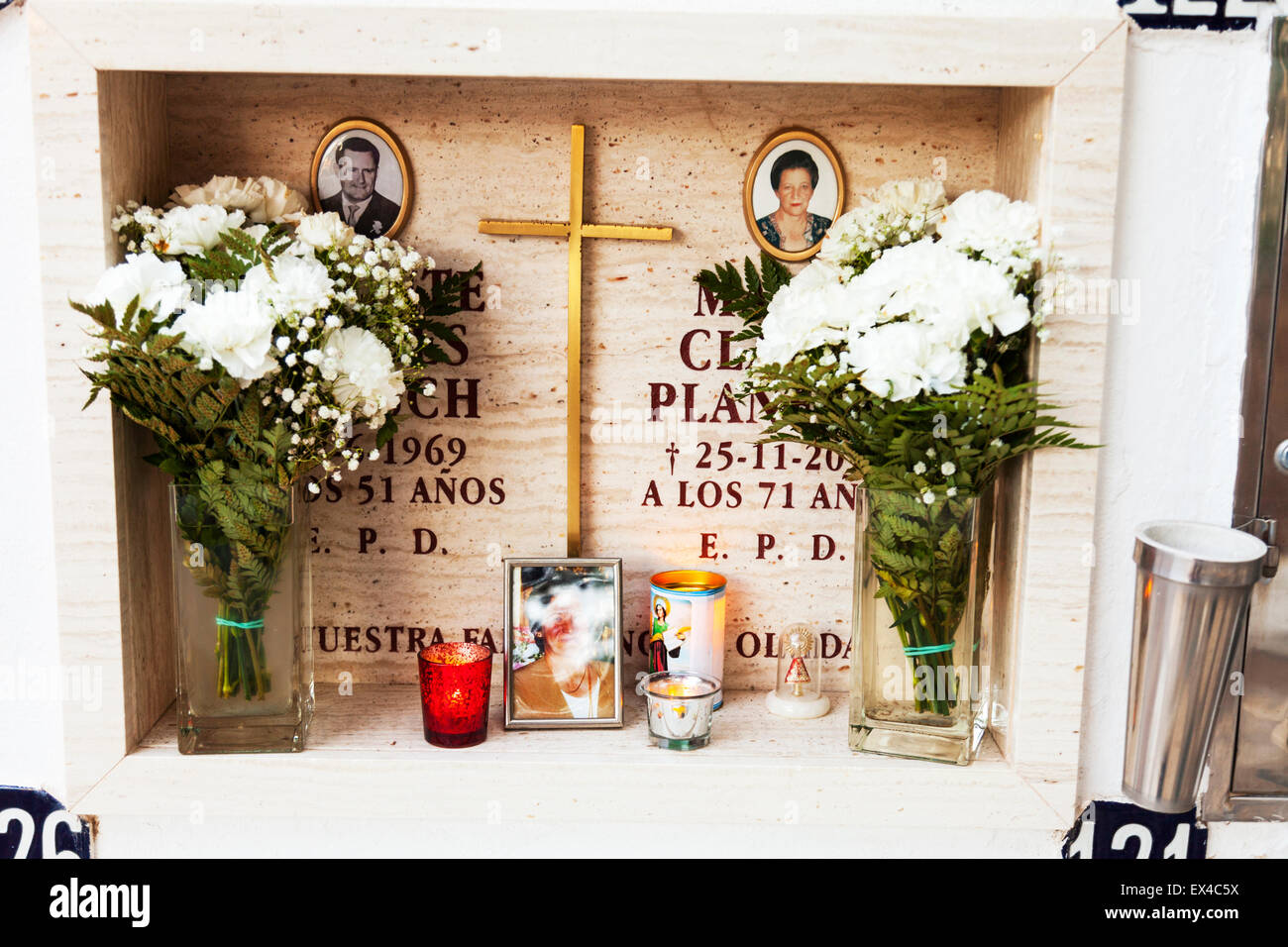 Il cimitero di spagnolo tomba memorial luogo di sepoltura tipica Ibiza spagna Santa Eulària des Riu sito del cimitero di Puig de Missa chiesa Foto Stock